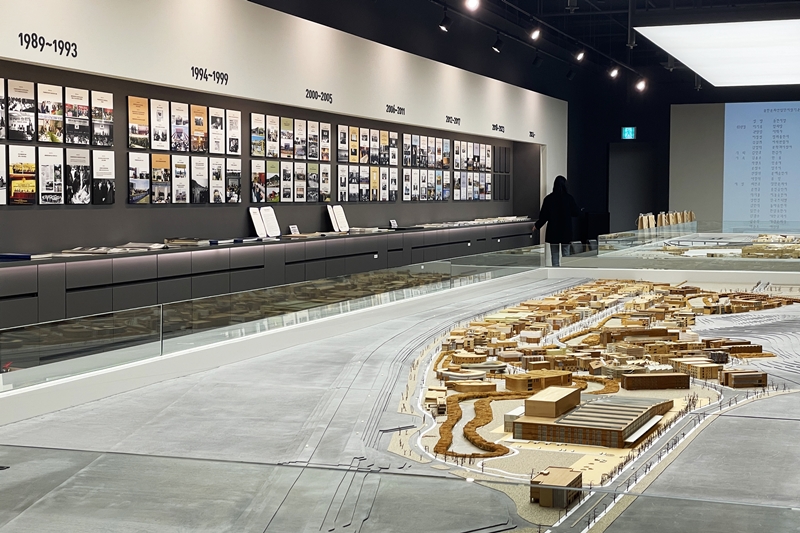 A visitor on Nov. 7 looks at an exhibition of the history of Paju Book City in Paju, Gyeonggi-do Province, the nation's lone cultural publishing community set up by publishers with the backing of the Ministry of Culture, Sports and Tourism. (Xu Aiying)