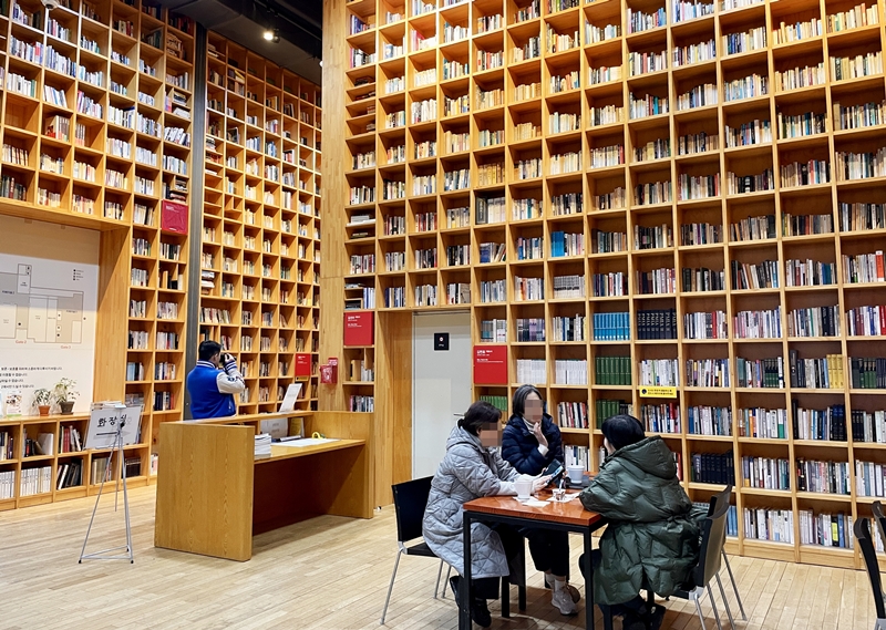 This is Wisdom Forest Library at Paju Book City in Paju, Gyeonggi-do Province. (Xu Aiying)   