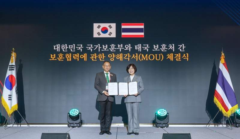 Minister of Patriots and Veterans Affairs Kang Jung-ai on Nov. 13 takes a photo with Gen. Detnitit Luangngamkum, director-general of the War Veterans Organization of Thailand, at the signing ceremony for a memorandum of understanding on cooperation in global recognition of veterans at the Sofitel Ambassador Hotel in Seoul's Songpa-gu District. (Ministry of Patriots and Veterans Affairs)