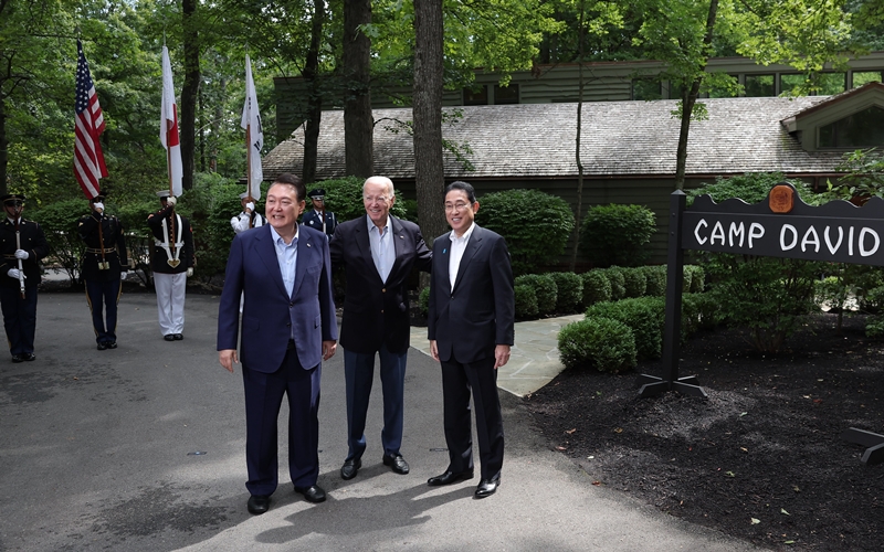 President Yoon Suk Yeol on Nov. 15 in Lima, Peru, will attend a trilateral summit with the U.S. and Japan. Shown is President Yoon (left) on Aug. 18 last year posing for photos with then Japanese Prime Minister Fumio Kishida and U.S. President Joe Biden ahead of their three-way talks at Camp David in Catoctin Mountain Park, Maryland. (Kim Yong Wii from Office of the President) 