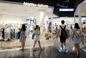 Chinese vacationers fly to Korea for shopping spree 