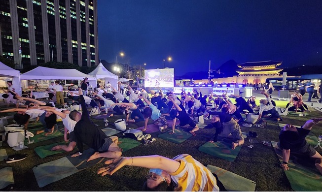 Body and Seoul: downtown yoga class attracts 200 attendees