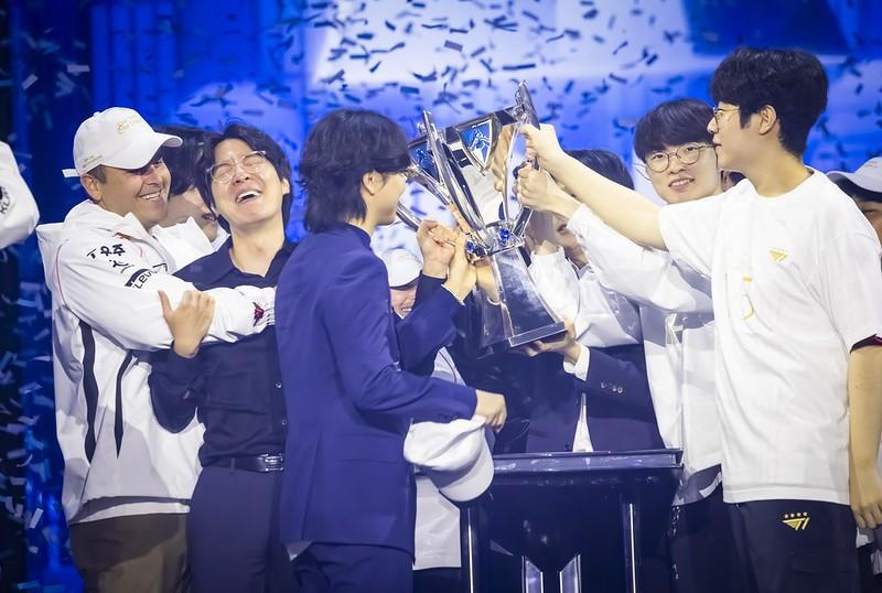 The Esports Association Global Forum will be held in Seoul from Nov. 14-16 at Pie Factory in Seoul's Gwangjin-gu District. Shown is the pro esports team T1 on Nov. 2 celebrating its historic fifth League of Legends (LoL) World Championship in London. (Lol Esports' flickr)  