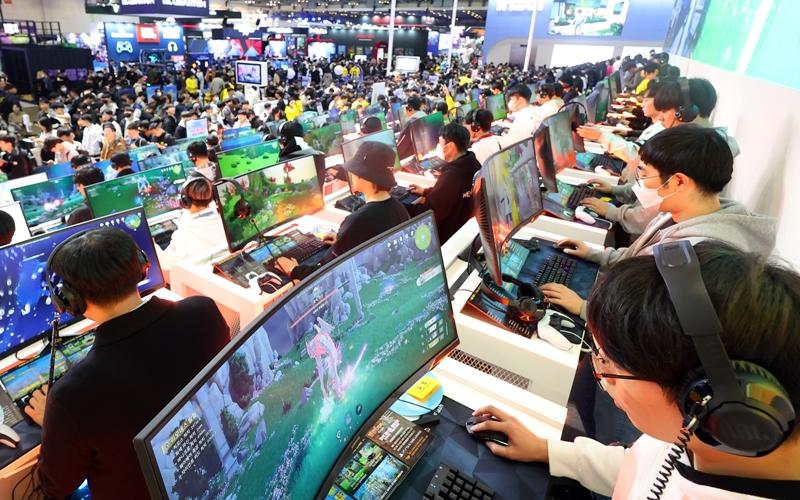 G-Star, the country's largest gaming event, was opened on Nov. 14 for a three-day run at the Busan Exhibition and Convention Center in Busan. Shown are visitors to the 2023 event in November last year playing online games at the same venue. (Yonhap News)  